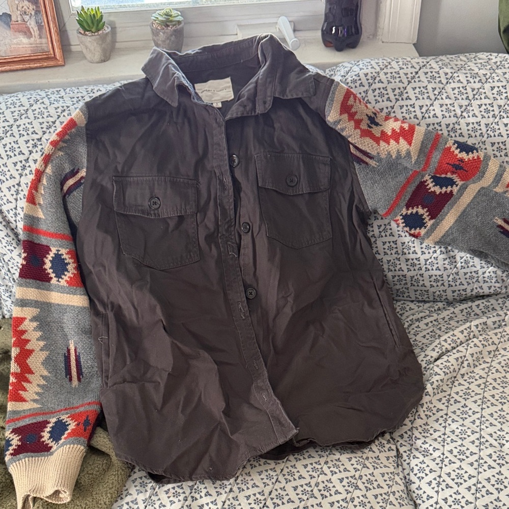 Stylish Utility Jacket with Patterned Sleeves - image 1